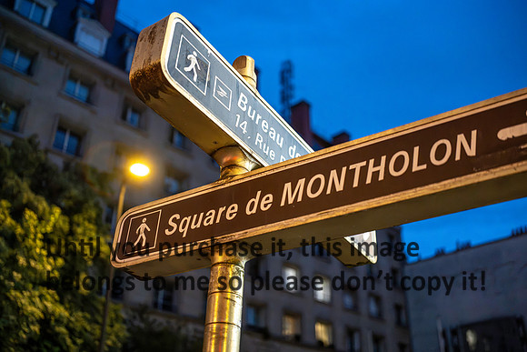 street-sign_night_france_door_2026_kellysheadshots.com-01403