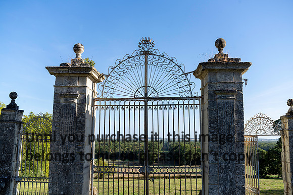 chateau-de-purnon_gate_france_2026_kellysheadshots.com-2-3